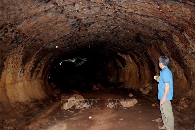 Hang dung nham có nơi cao khoảng 2 mét, rộng 3 - 4 mét. Ảnh: Sỹ Tuyên - TTXVN