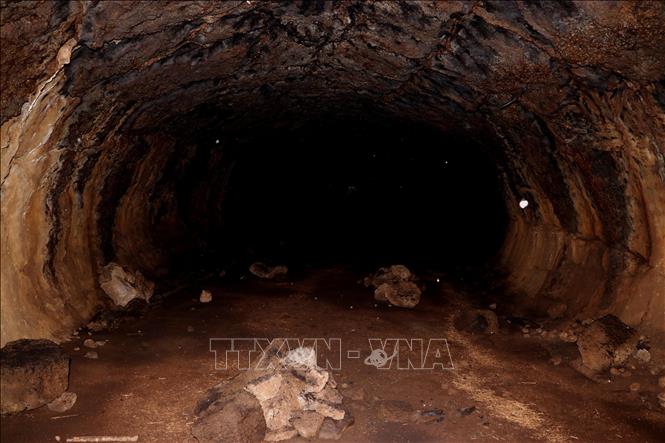 Nhiều vị trí hang dung nham có chiều cao khoàng 3m, chiều rộng 4m, cấu tạo bởi các lớp đá nhiều màu sắc. Ảnh: Sỹ Tuyên - TTXVN
