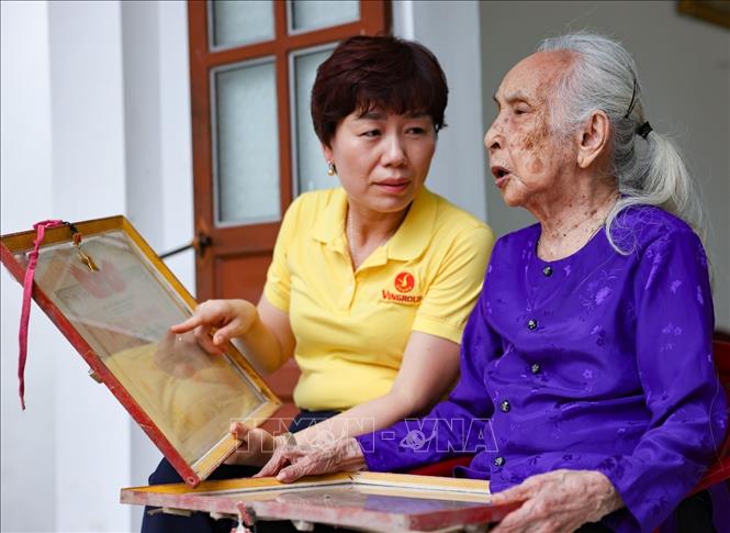 Bà Phan Thu Hương - Phó Chủ tịch Hội đồng Quản lý Quỹ Thiện Tâm thăm hỏi, tặng quà tri ân Mẹ Việt Nam anh hùng Cao Thị Hợi (có 2 con là liệt sĩ) tại phường Hoa Lư (Ninh Bình). Ảnh: Thanh Tùng - TTXVN 