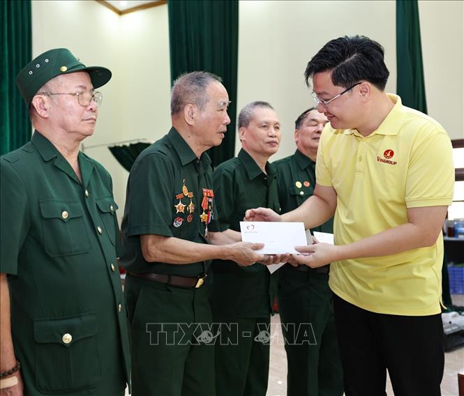 Ông Lý Minh Tuấn - Giám đốc Quỹ Thiện Tâm thăm hỏi, tặng quà thương binh nặng tại Trung tâm Điều dưỡng Thương binh Kim Bảng (Ninh Bình). Ảnh: Thanh Tùng - TTXVN 