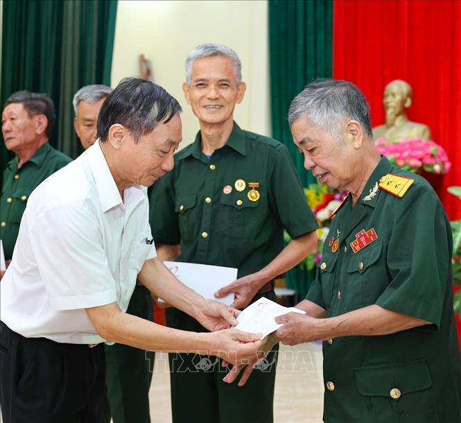 Cục trưởng Cục Người có công (Bộ Nội vụ) Đào Ngọc Lợi tặng quà thương binh nặng tại Trung tâm Điều dưỡng Thương binh Kim Bảng (Ninh Bình). Ảnh: Thanh Tùng - TTXVN 