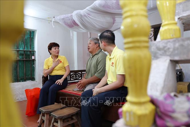Bà Phan Thu Hương - Phó Chủ tịch Hội đồng quản lý Quỹ Thiện Tâm thăm hỏi, tặng quà tri ân thương binh Trần Văn Dương (thương tật 81%, hạng 1/4) tại xã Trực Ninh (Ninh Bình). Ảnh: Thanh Tùng - TTXVN
