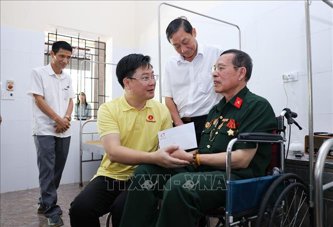 Ông Lý Minh Tuấn - Giám đốc Quỹ Thiện Tâm cùng lãnh đạo Cục Người có công (Bộ Nội vụ) thăm hỏi, tặng quà thương binh nặng tại Trung tâm Điều dưỡng Thương binh Kim Bảng (Ninh Bình). Ảnh: Thanh Tùng - TTXVN 