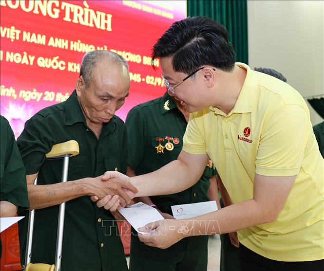 Ông Lý Minh Tuấn - Giám đốc Quỹ Thiện Tâm thăm hỏi, tặng quà thương binh nặng tại Trung tâm Điều dưỡng Thương binh Kim Bảng (Ninh Bình). Ảnh: Thanh Tùng - TTXVN 