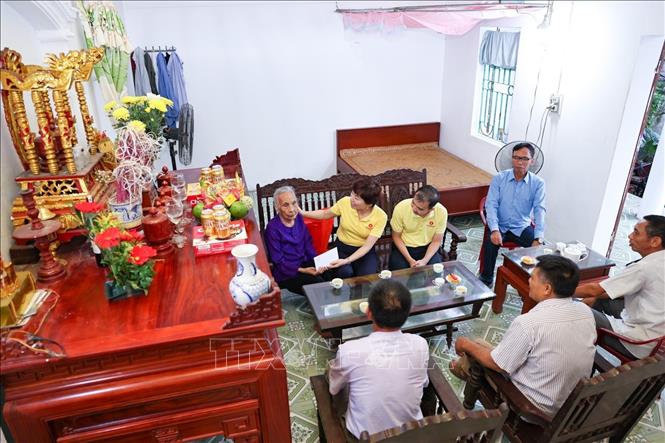 Bà Phan Thu Hương - Phó Chủ tịch Hội đồng Quản lý Quỹ Thiện Tâm thăm hỏi, tặng quà tri ân Mẹ Việt Nam Anh hùng Cao Thị Hợi (có 2 con là liệt sĩ) tại phường Hoa Lư (Ninh Bình). Ảnh: Thanh Tùng - TTXVN 