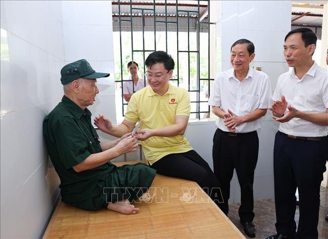 Ông Lý Minh Tuấn - Giám đốc Quỹ Thiện Tâm cùng lãnh đạo Cục Người có công (Bộ Nội vụ) thăm hỏi, tặng quà thương binh nặng tại Trung tâm Điều dưỡng Thương binh Kim Bảng (Ninh Bình). Ảnh: Thanh Tùng - TTXVN 