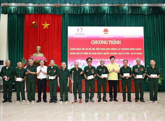Ông Lý Minh Tuấn - Giám đốc Quỹ Thiện Tâm cùng lãnh đạo Cục Người có công (Bộ Nội vụ) thăm hỏi, tặng quà thương binh nặng tại Trung tâm Điều dưỡng Thương binh Kim Bảng (Ninh Bình). Ảnh: Thanh Tùng - TTXVN 