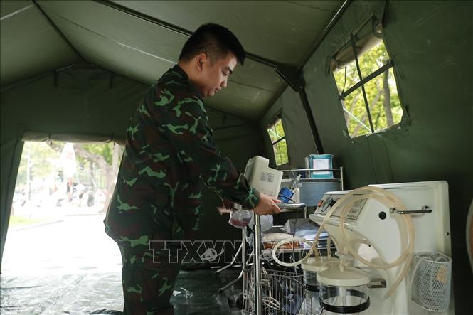Chuẩn bị thuốc, dụng cụ y tế sẵn sàng cho công tác sơ cứu, cấp cứu tại trạm cấp cứu quân y. Ảnh: Minh Quyết - TTXVN