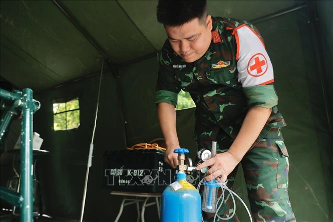 Chuẩn bị trang thiết bị sẵn sàng phục vụ đại lễ. Ảnh: Minh Quyết - TTXVN