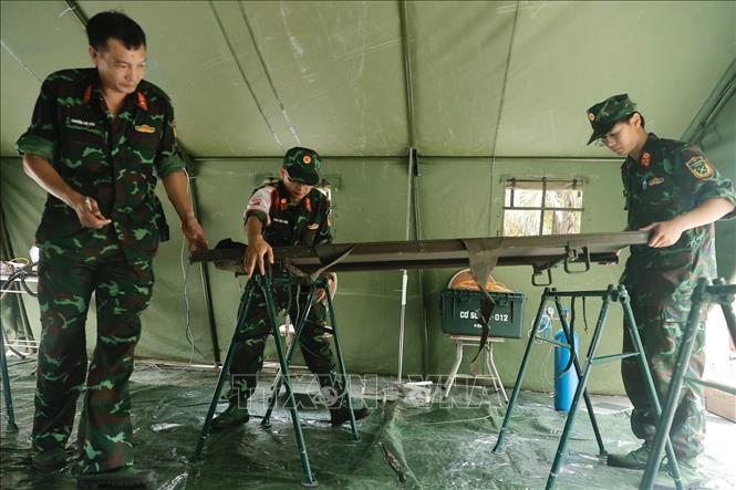 Lắp giường tại trạm cấp cứu quân y. Ảnh: Minh Quyết - TTXVN