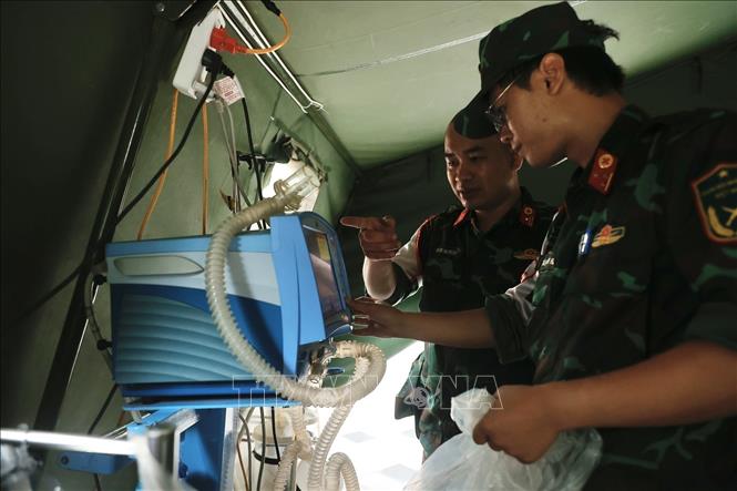 Chuẩn bị thuốc, dụng cụ y tế sẵn sàng cho công tác sơ cứu, cấp cứu tại trạm cấp cứu quân y. Ảnh: Minh Quyết - TTXVN