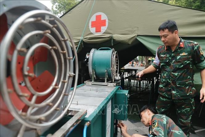 Chuẩn bị thuốc, dụng cụ y tế sẵn sàng cho công tác sơ cứu, cấp cứu tại trạm cấp cứu quân y. Ảnh: Minh Quyết - TTXVN