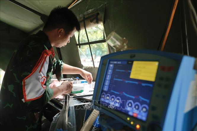 Chuẩn bị thuốc, dụng cụ y tế sẵn sàng cho công tác sơ cứu, cấp cứu tại trạm cấp cứu quân y. Ảnh: Minh Quyết - TTXVN