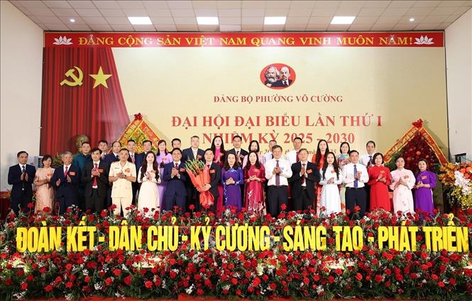 Ban Chấp hành Đảng bộ phường Võ Cường nhiệm kỳ 2025-2030 ra mắt tại Đại hội. Ảnh: Thái Hùng - TTXVN