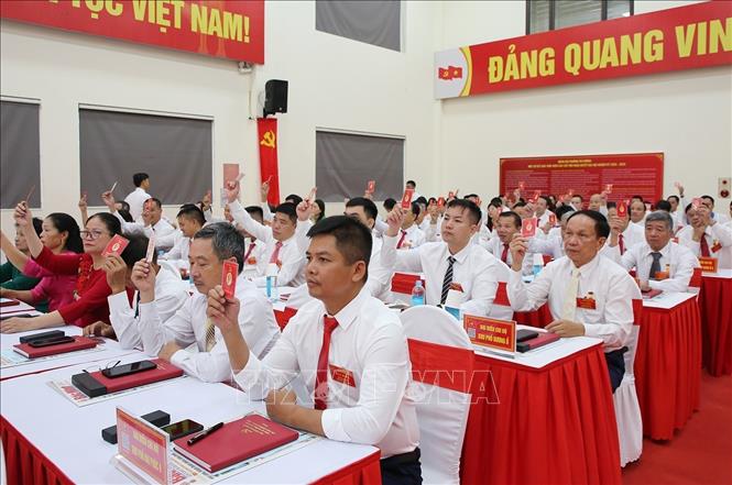 Các đại biểu biểu quyết thông qua Nghị quyết Đại hội. Ảnh: Thái Hùng - TTXVN