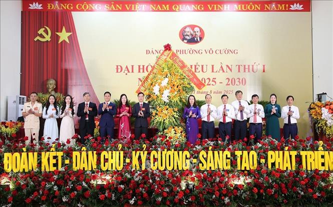 Các đồng chí lãnh đạo tỉnh Bắc Ninh tặng hoa chúc mừng Đại hội. Ảnh: Thái Hùng - TTXVN