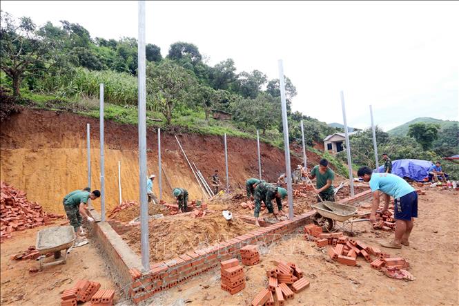 Các lực lượng tích cực tham gia xây dựng nhà ở cho nhân dân bị ảnh hưởng, thiệt hại do lũ quét, sạt lở đất trên địa bàn xã Huổi Một. Ảnh: Quang Quyết - TTXVN