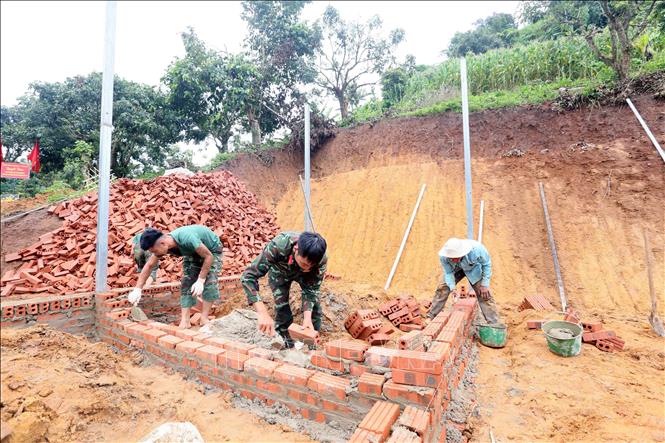 Các lực lượng tích cực tham gia xây dựng nhà ở cho nhân dân bị ảnh hưởng, thiệt hại do lũ quét, sạt lở đất trên địa bàn xã Huổi Một. Ảnh: Quang Quyết - TTXVN