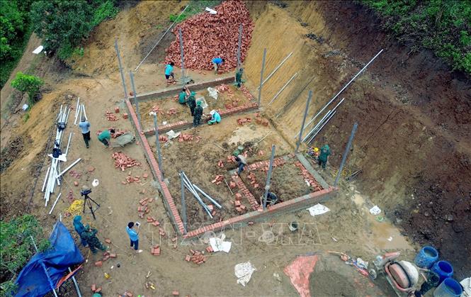 Các lực lượng tích cực tham gia xây dựng nhà ở cho nhân dân bị ảnh hưởng, thiệt hại do lũ quét, sạt lở đất trên địa bàn xã Huổi Một. Ảnh: Quang Quyết - TTXVN