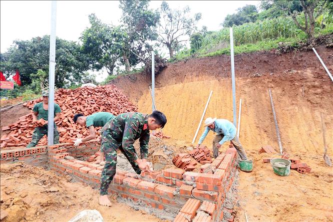 Các lực lượng tích cực tham gia xây dựng nhà ở cho nhân dân bị ảnh hưởng, thiệt hại do lũ quét, sạt lở đất trên địa bàn xã Huổi Một. Ảnh: Quang Quyết - TTXVN