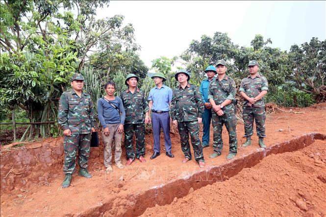 Kiểm tra, đôn đốc xây dựng nhà ở cho nhân dân bản Nậm Pù, xã Huổi Một. Ảnh: Quang Quyết - TTXVN