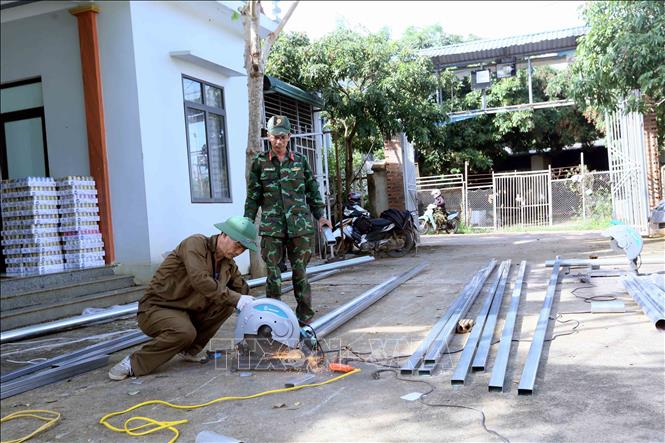 Lực lượng quân đội khẩn trương thi công nhà lắp ghép cho nhân dân bị ảnh hưởng, thiệt hại do lũ quét, sạt lở đất. Ảnh: Quang Quyết - TTXVN