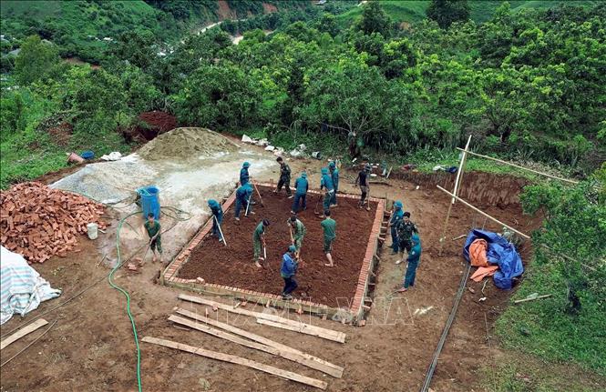 Các lực lượng tích cực tham gia xây dựng nhà ở cho nhân dân bị ảnh hưởng, thiệt hại do lũ quét, sạt lở đất trên địa bàn xã Huổi Một. Ảnh: Quang Quyết - TTXVN