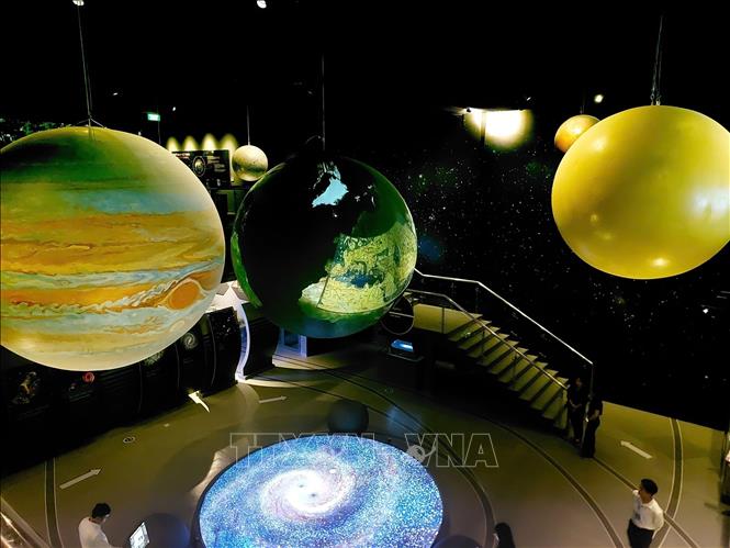 Visitors can explore large-scale models of the Solar System, interact with a functioning Sun Clock, and engage with hands-on demonstrations of scientific concepts such as light, sound, and gravity. VNA Photo: Quyết Chiến 