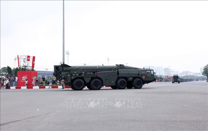 Khối tên lửa đạn đạo Scud B rời trường đua F1 Mỹ Đình hướng về khu vực Quảng trường Ba Đình. Ảnh: Quốc Khánh - TTXVN