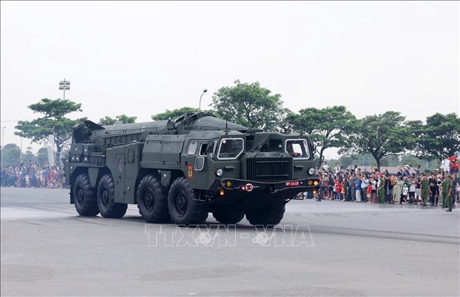 Khối tên lửa đạn đạo Scud B rời trường đua F1 Mỹ Đình hướng về khu vực Quảng trường Ba Đình. Ảnh: Quốc Khánh - TTXVN
