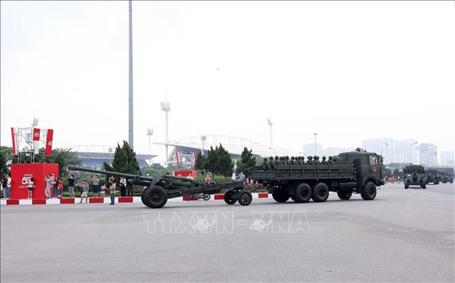 Khối xe pháo binh rời trường đua F1 Mỹ Đình hướng về khu vực Quảng trường Ba Đình. Ảnh: Quốc Khánh - TTXVN
