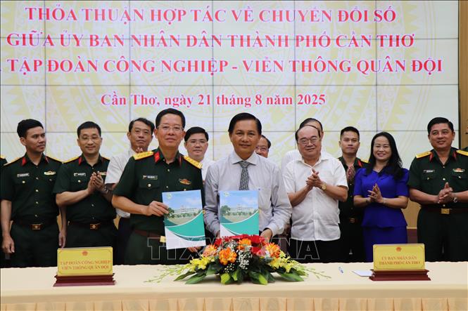 Ký kết thỏa thuận hợp tác về chuyển đổi số giai đoạn 2025 - 2030 giữa UBND thành phố Cần Thơ và Tập đoàn Công nghiệp - Viễn thông Quân đội. Ảnh: Thu Hiền - TTXVN