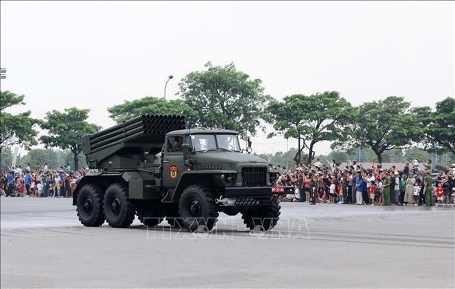 Khối pháo phản lực BM-21 Grand rời trường đua F1 Mỹ Đình hướng về khu vực Quảng trường Ba Đình. Ảnh: Quốc Khánh - TTXVN