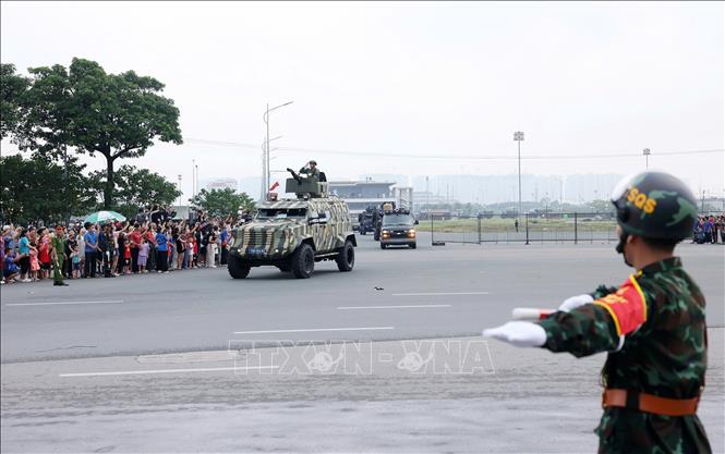 Đoàn xe khí tài quân đội, công an di chuyển từ khu vực trường đua F1 (Mỹ Đình) về Quảng trường Ba Đình sẵn sàng cho buổi tổng hợp luyện tối nay. Ảnh: Quốc Khánh - TTXVN