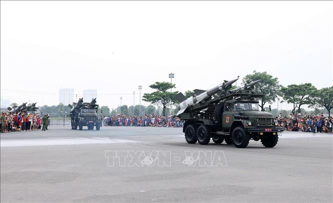 Khối Tổ hợp tên lửa S-125-VT rời trường đua F1 Mỹ Đình hướng về khu vực Quảng trường Ba Đình. Ảnh: Quốc Khánh - TTXVN