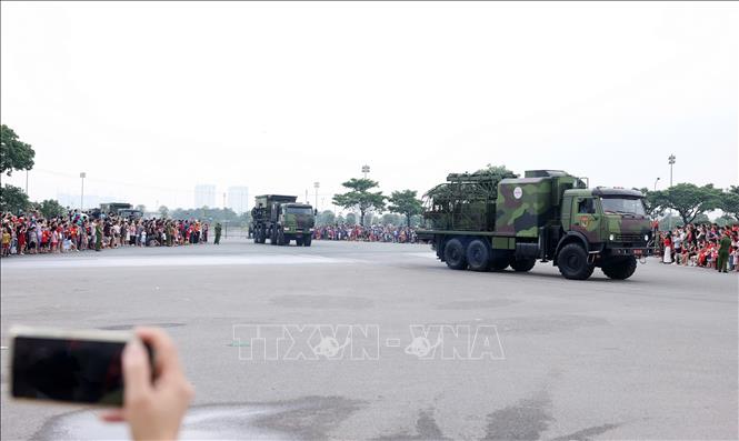 Các khối xe pháo quân sự rời trường đua F1 Mỹ Đình hướng về khu vực Quảng trường Ba Đình. Ảnh: Quốc Khánh - TTXVN