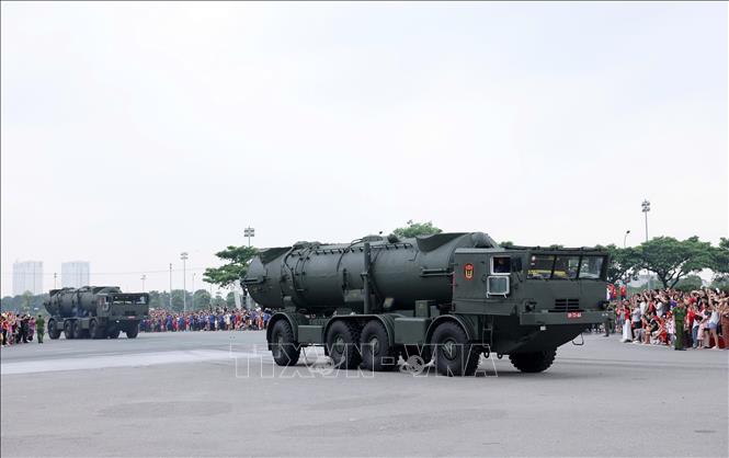 Khối Tổ hợp tên lửa phòng thủ bờ biển cơ động K300 Bastion P rời trường đua F1 Mỹ Đình hướng về khu vực Quảng trường Ba Đình. Ảnh: Quốc Khánh - TTXVN