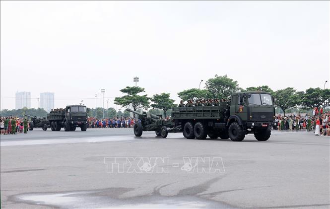 Khối xe pháo binh rời trường đua F1 Mỹ Đình hướng về khu vực Quảng trường Ba Đình. Ảnh: Quốc Khánh - TTXVN