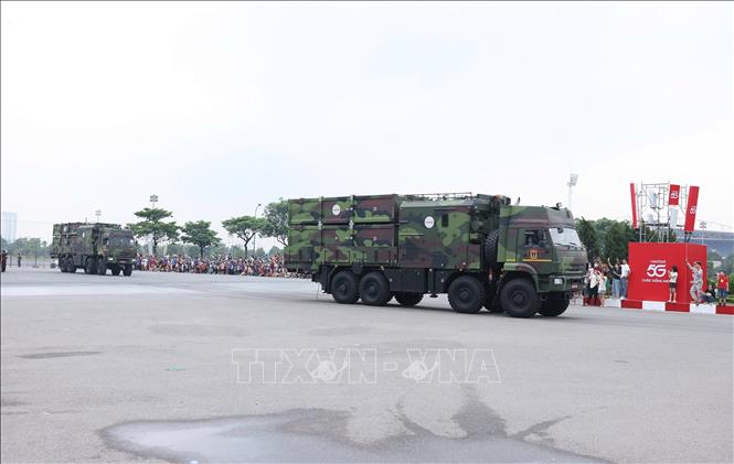 Khối xe tên lửa Trường Sơn do Viettel sản xuất rời trường đua F1 Mỹ Đình hướng về khu vực Quảng trường Ba Đình. Ảnh: Quốc Khánh - TTXVN