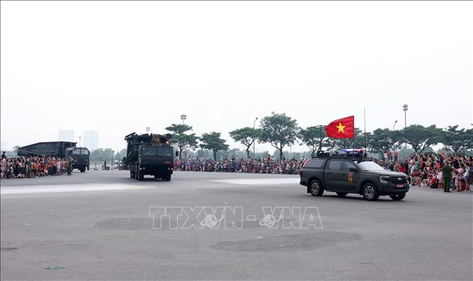 Khối công binh rời trường đua F1 Mỹ Đình hướng về khu vực Quảng trường Ba Đình. Ảnh: Quốc Khánh - TTXVN