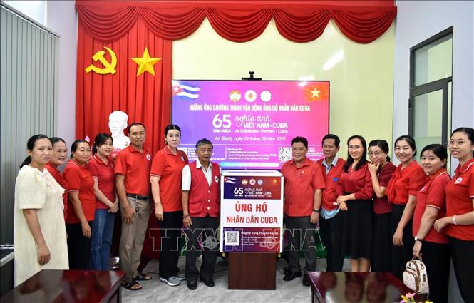 Các cá nhân tham gia hưởng ứng Chương trình vận động ngay sau lễ phát động. Ảnh: Lê Sen - TTXVN