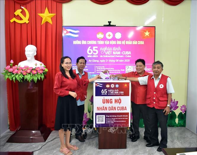 Các cá nhân tham gia hỗ trợ nhân dân Cuba. Ảnh: Lê Sen - TTXVN