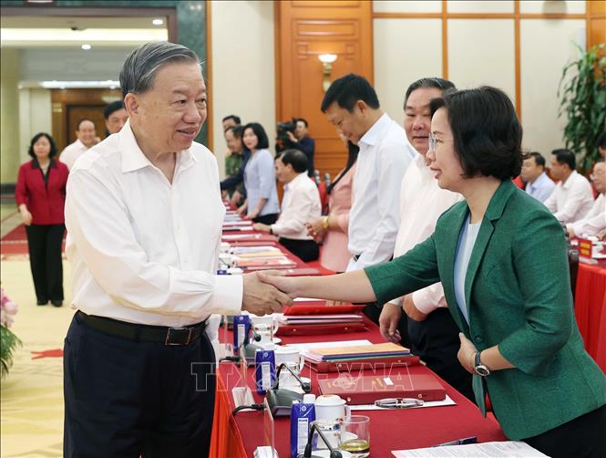 Tổng Bí thư Tô Lâm với các đại biểu Ban Thường vụ Thành uỷ Hà Nội. Ảnh: Thống Nhất – TTXVN