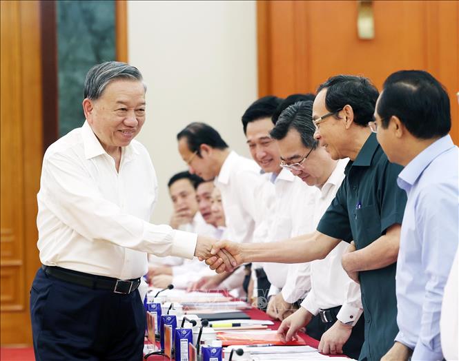 Tổng Bí thư Tô Lâm với  đồng chí Nguyễn Văn Nên, Ủy viên Bộ Chính trị, Bí thư Thành ủy Thành phố Hồ Chí Minh. Ảnh: Thống Nhất – TTXVN