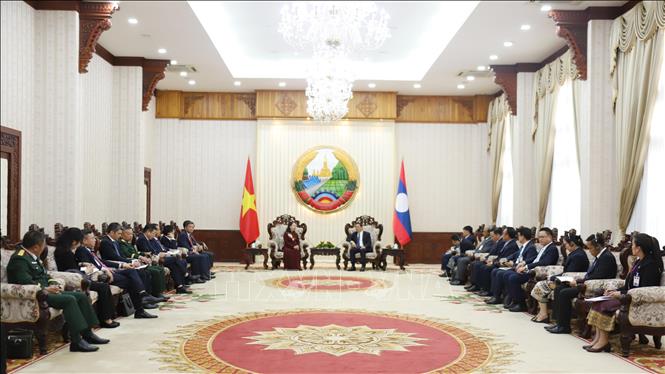 Thủ tướng Chính phủ Lào Sonexay Siphandone (phải) tiếp Phó Chủ tịch nước Võ Thị Ánh Xuân và Đoàn. Ảnh: Xuân Tú - PV TTXVN tại Lào