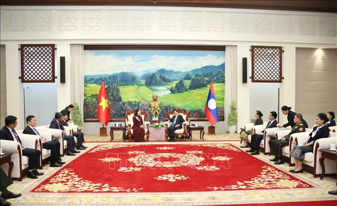 Tổng Bí thư, Chủ tịch nước Lào Thongloun Sisoulith (phải) tiếp Phó Chủ tịch nước Võ Thị Ánh Xuân và Đoàn. Ảnh: Xuân Tú - PV TTXVN tại Lào