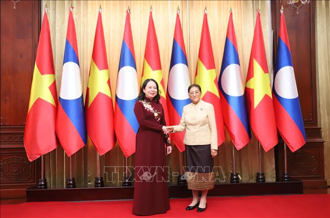 Phó Chủ tịch nước Lào Pany Yathotou đón Phó Chủ tịch nước Việt Nam Võ Thị Ánh Xuân sang thăm chính thức Lào. Ảnh: Xuân Tú - PV TTXVN tại Lào