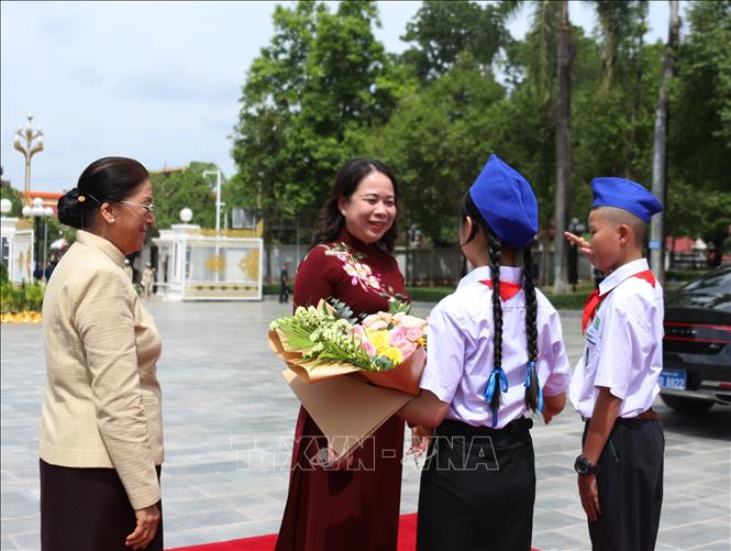 Các em thiếu nhi Lào tặng hoa Phó Chủ tịch nước Việt Nam Võ Thị Ánh Xuân sang thăm chính thức Lào. Ảnh: Xuân Tú - PV TTXVN tại Lào