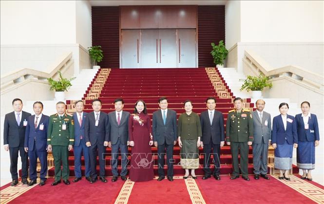 Tổng Bí thư, Chủ tịch nước Lào Thongloun Sisoulith chụp ảnh kỷ niệm cùng Phó Chủ tịch nước Việt Nam Võ Thị Ánh Xuân và Đoàn. Ảnh: Xuân Tú - PV TTXVN tại Lào