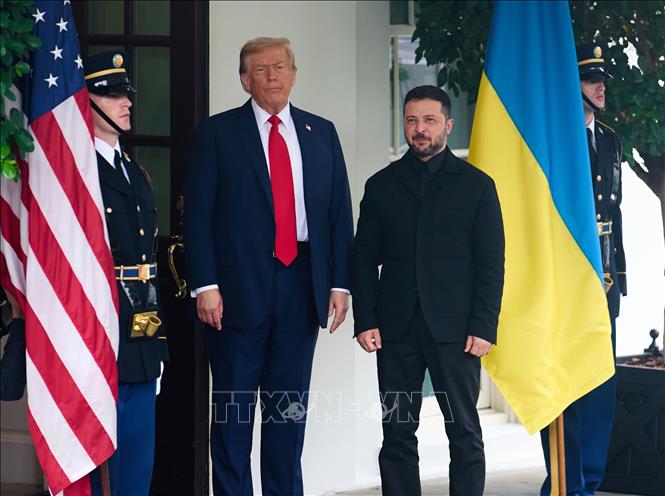 Tổng thống Ukraine Volodymyr Zelensky (thứ 2, phải) trong cuộc gặp Tổng thống Mỹ Donald Trump (thứ 2, trái) tại Washington DC., ngày 18/8/2025. Ảnh: THX/TTXVN